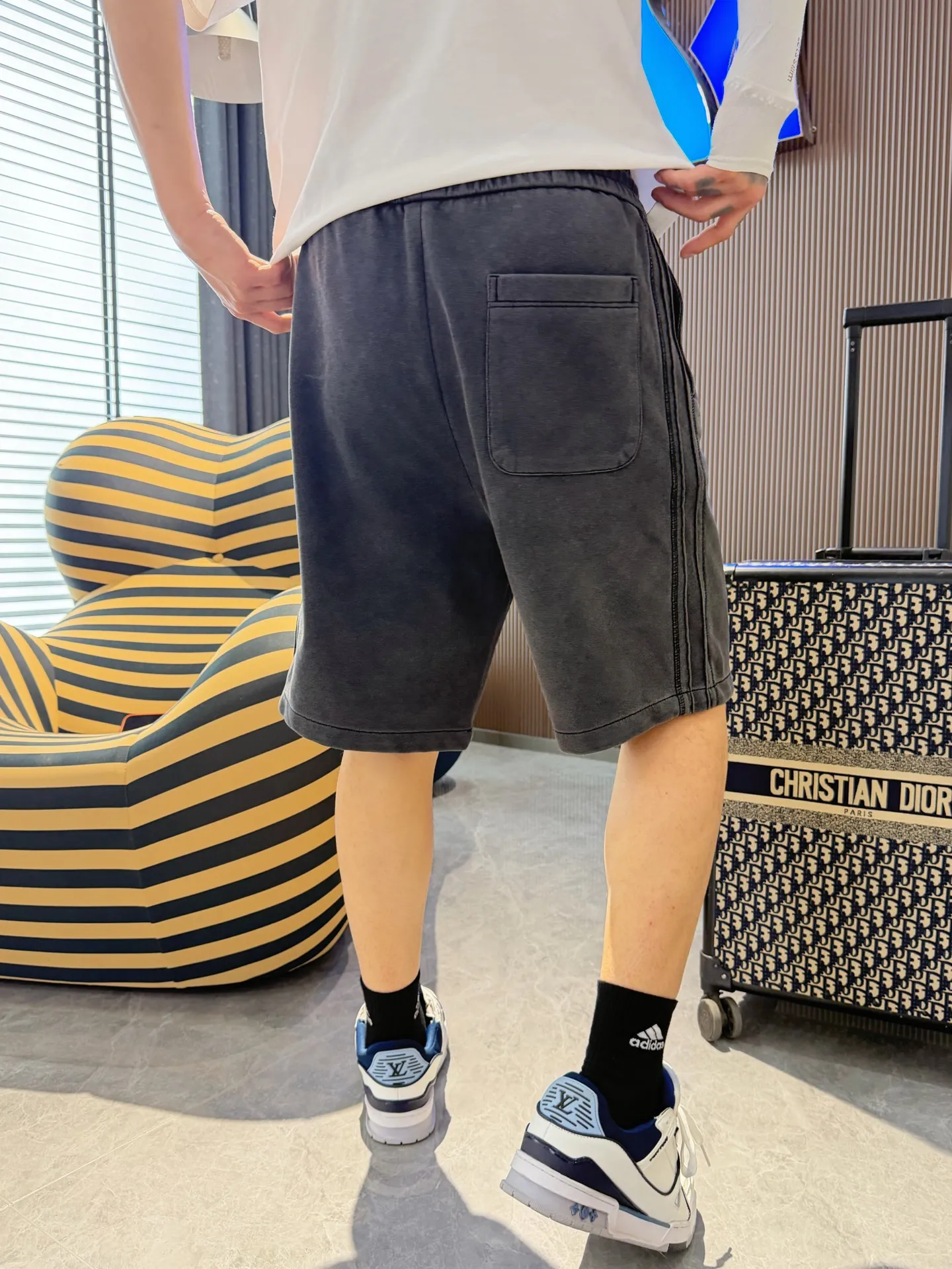 Balenciaga's three-standard complete 2026 summer New Arrival men's casual shorts, advanced custom-made Breathable fabric, Breathable fabric, extremely stretchy and comfortable, impeccable details, top-grade accessories, original logo design concept, delicate and soft feel! The upper body fit is awesome! Size: M-XXXL Please state your height and weight when ordering